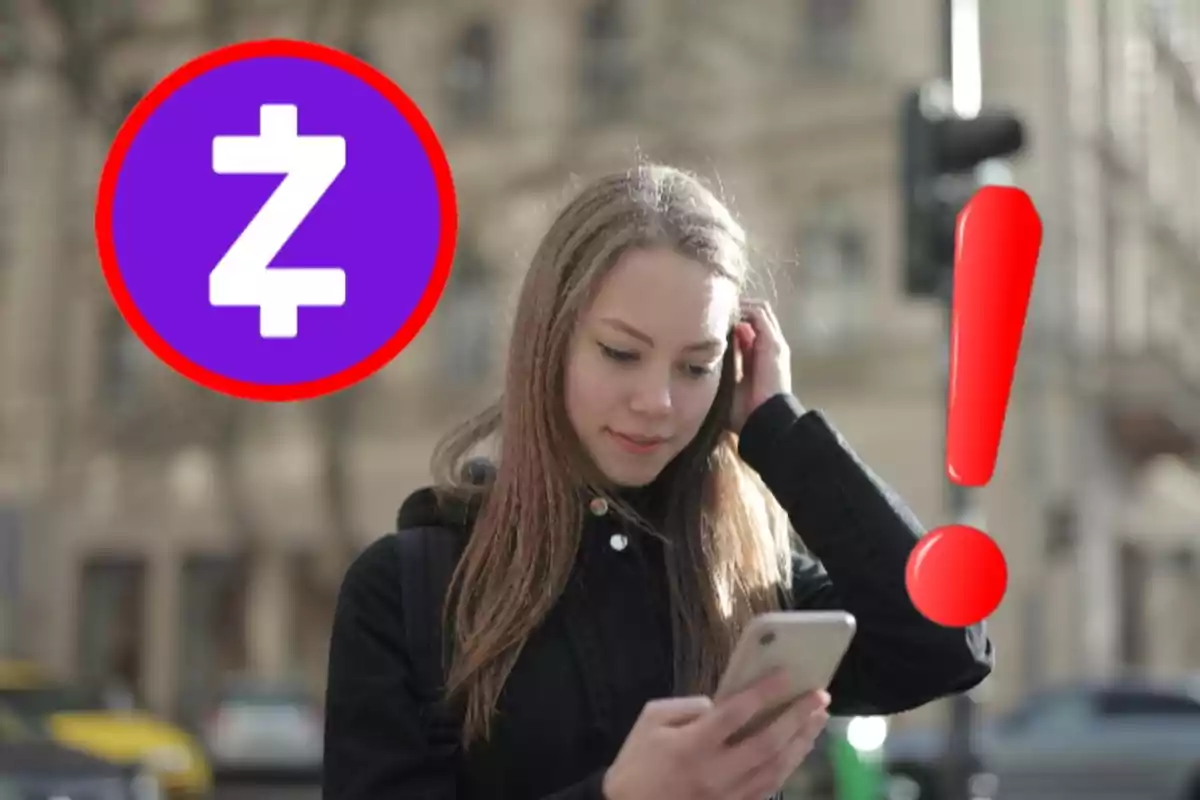 Joven mirando su celular en la calle con un símbolo de criptomoneda y un signo de exclamación rojo a su alrededor