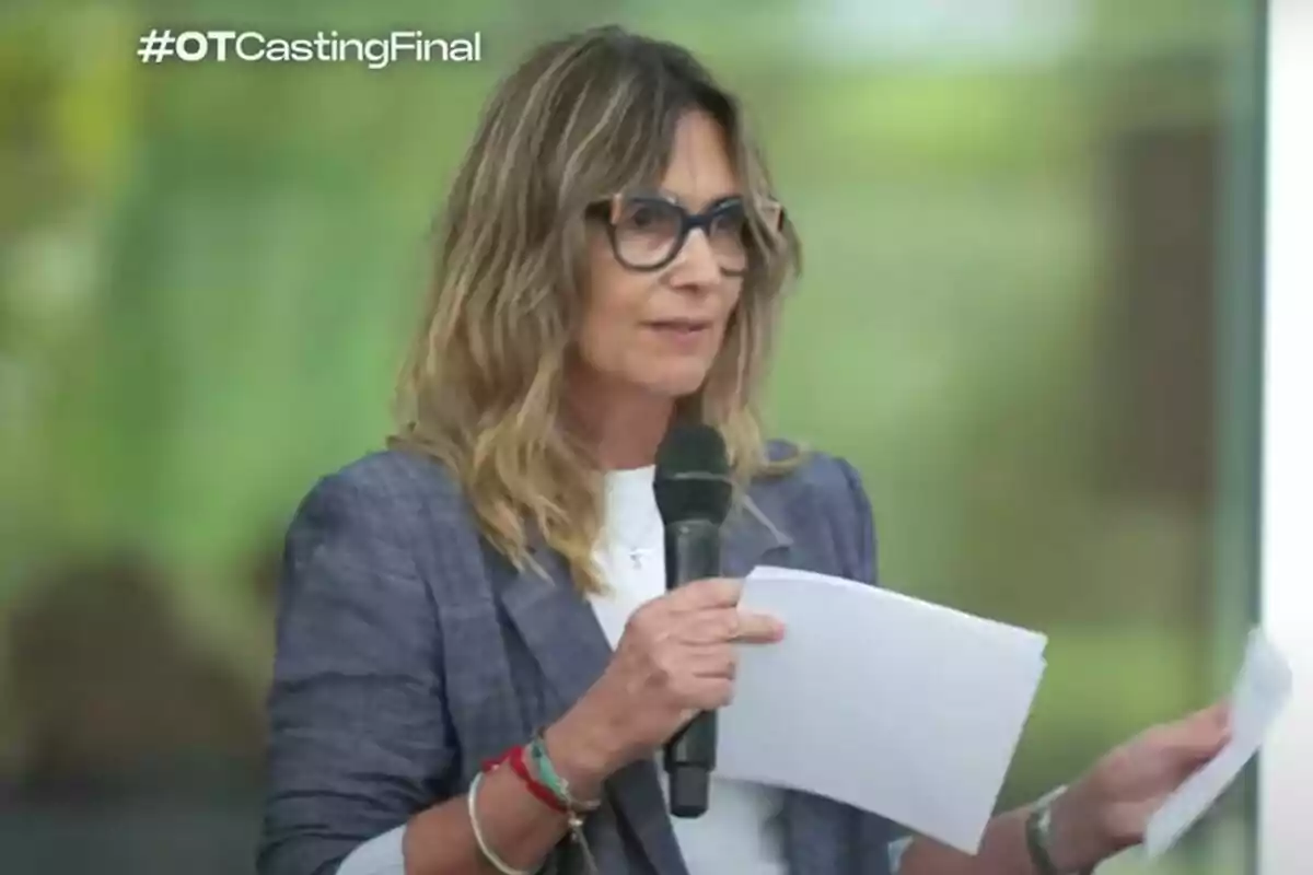 Noemí Galera amb ulleres i cabell solt sostenint un micròfon i uns fulls mentre parla en un esdeveniment amb el text OTCastingFinal a la cantonada superior esquerra Noemí Galera amb ulleres i cabell solt sostenint un micròfon i uns fulls mentre parla en un esdeveniment amb el text OTCastingFinal a la cantonada superior esquerra