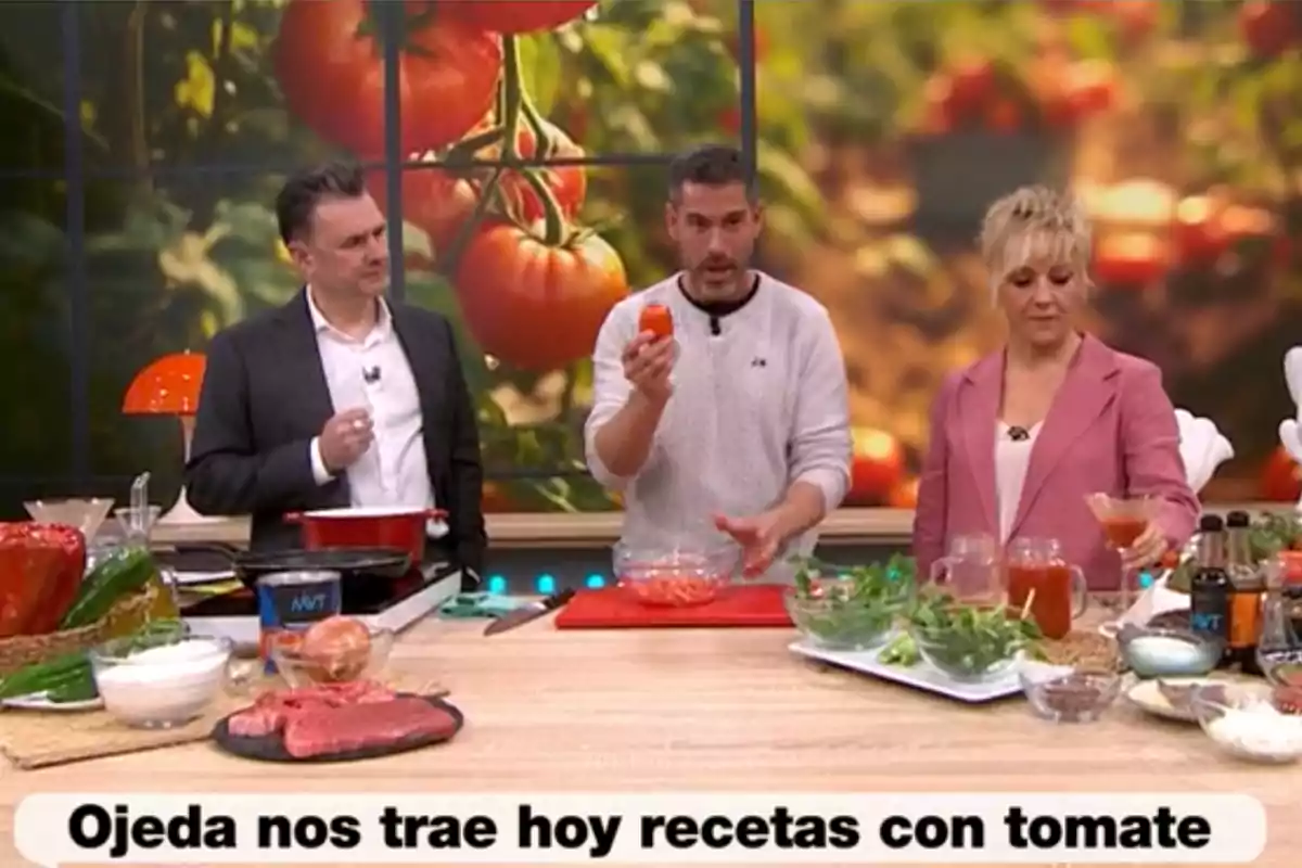 Pablo Ojeda, Iñaki López i Cristina Pardo en un programa de cuina Més val Tard mostrant ingredients frescos i receptes amb tomàquet, amb una taula plena d’aliments i utensilis davant seu i un fons de tomàquets. Pablo Ojeda, Iñaki López i Cristina Pardo en un programa de cuina Més val Tard mostrant ingredients frescos i receptes amb tomàquet, amb una taula plena d’aliments i utensilis davant seu i un fons de tomàquets.