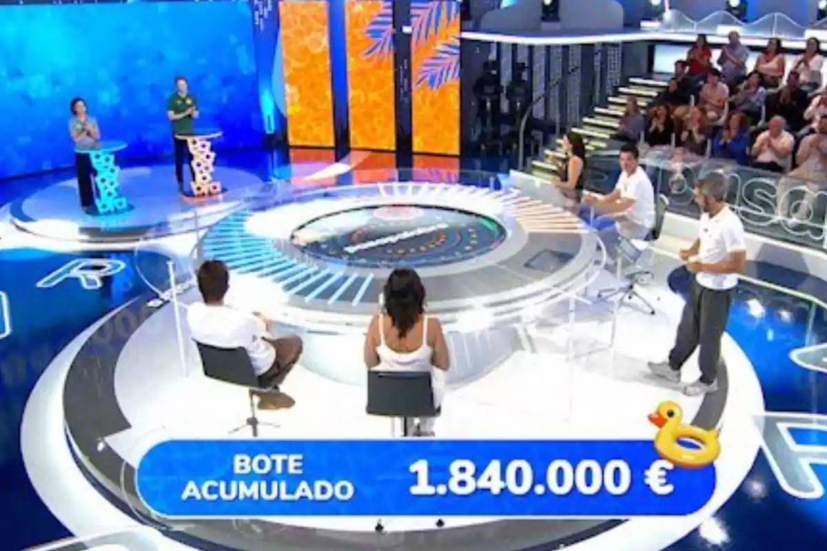 Concurs televisiu amb diversos participants i públic a l'estudi, a la pantalla es mostra un pot acumulat d'un milió vuit-cents quaranta mil euros al costat d'un dibuix d'un ànec inflable groc. Captura de 'Pasapalabra' Concurs televisiu amb diversos participants i públic a l'estudi, a la pantalla es mostra un pot acumulat d'un milió vuit-cents quaranta mil euros al costat d'un dibuix d'un ànec inflable groc. Captura de 'Pasapalabra'
