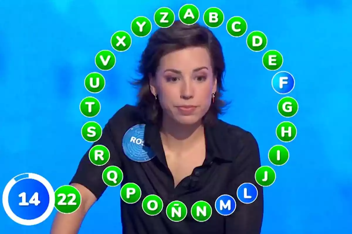 Rosa concursant en un programa de televisió amb lletres de l’abecedari en cercle i un cronòmetre que mostra 14 segons. Captura de ‘Pasapalabra’. Rosa concursant en un programa de televisió amb lletres de l’abecedari en cercle i un cronòmetre que mostra 14 segons. Captura de ‘Pasapalabra’.