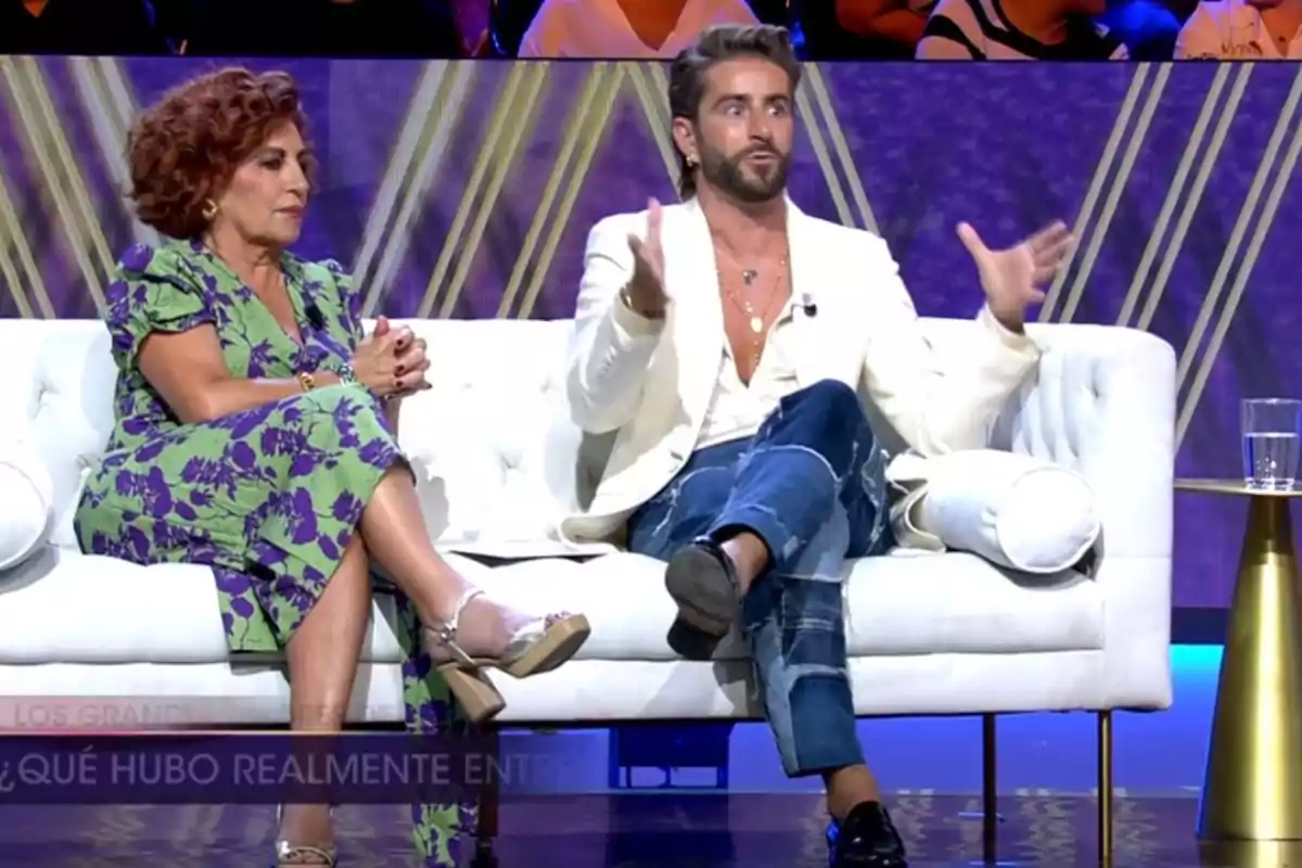 Pelayo Díaz, hablando y sentado en un sofá blanco junto a su madre en '¡De Viernes!' Pelayo Díaz, hablando y sentado en un sofá blanco junto a su madre en '¡De Viernes!'