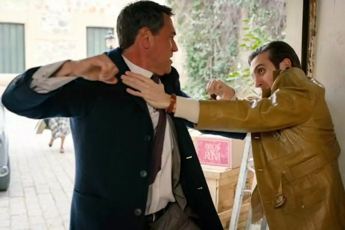 Dos hombres discuten, que son Gabriel y Beltrán en una escena de 'Sueños de Libertad', y uno de ellos parece estar a punto de golpear al otro mientras el segundo se protege con los brazos. Dos hombres discuten, que son Gabriel y Beltrán en una escena de 'Sueños de Libertad', y uno de ellos parece estar a punto de golpear al otro mientras el segundo se protege con los brazos.
