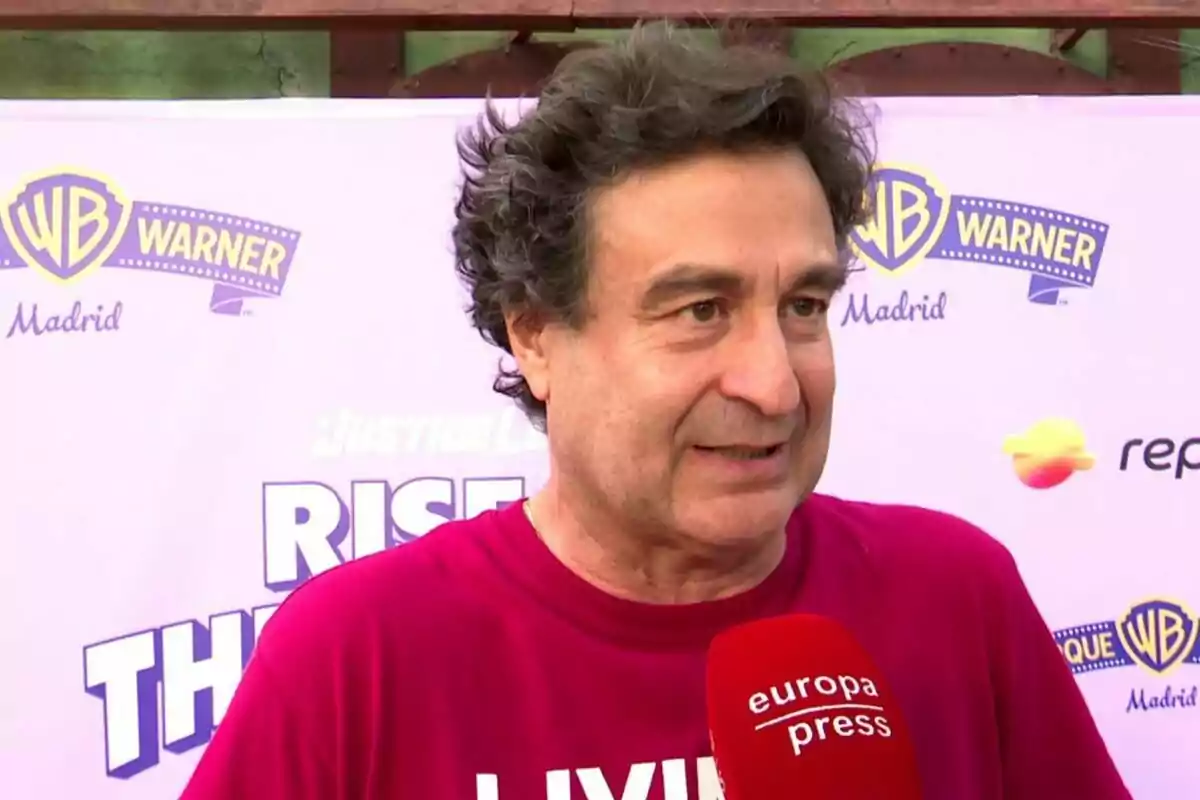 Pepe Rodríguez amb samarreta fúcsia sent entrevistat per un micròfon vermell d’Europa Press davant d’un fons amb logotips de Warner Madrid. Pepe Rodríguez amb samarreta fúcsia sent entrevistat per un micròfon vermell d’Europa Press davant d’un fons amb logotips de Warner Madrid.