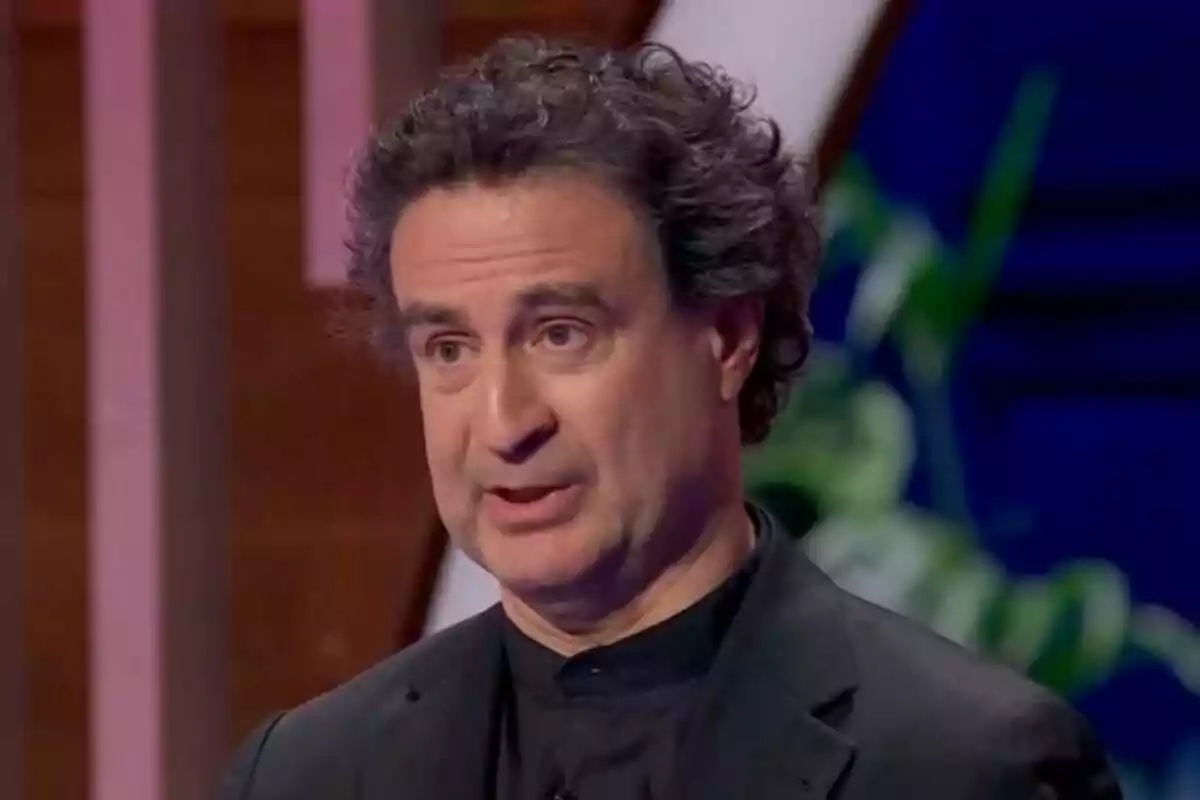 Pepe Rodríguez amb rostre neutre en un plató de televisió amb fons desenfocat. Pepe Rodríguez amb rostre neutre en un plató de televisió amb fons desenfocat.