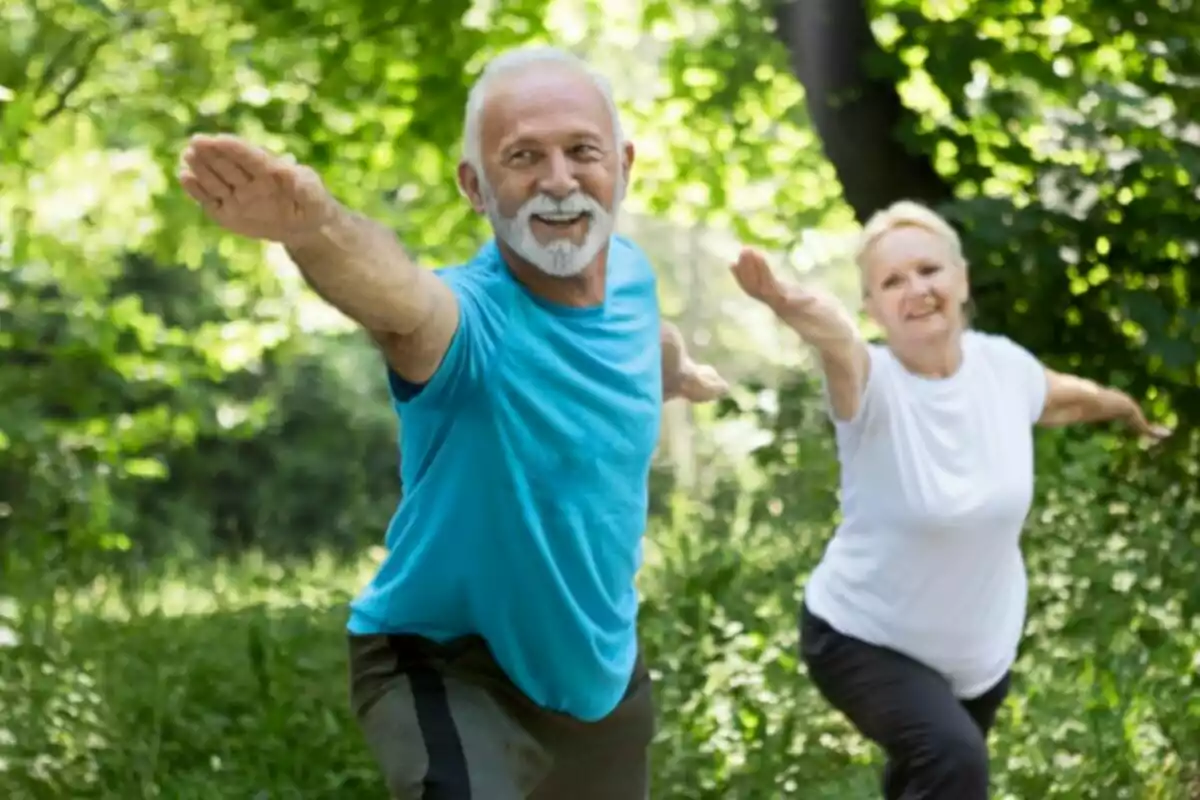 Parella de persones grans fent exercici a l’aire lliure en un entorn natural i verd Parella de persones grans fent exercici a l’aire lliure en un entorn natural i verd