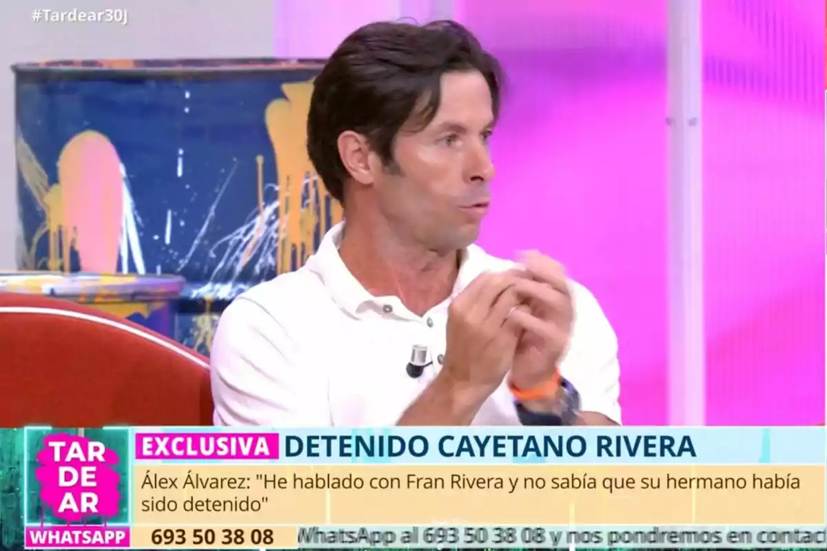 Canales Rivera parlant en un programa de televisió amb gràfics colorits i un titular que esmenta la detenció de Cayetano Rivera. Canales Rivera parlant en un programa de televisió amb gràfics colorits i un titular que esmenta la detenció de Cayetano Rivera.