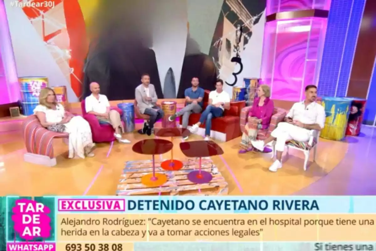 Un grup de sis persones està assegut en un plató de televisió acolorit participant en un programa de tertúlia, amb una pantalla gran al fons i una franja informativa a la part inferior que esmenta la detenció de Cayetano Rivera. Un grup de sis persones està assegut en un plató de televisió acolorit participant en un programa de tertúlia, amb una pantalla gran al fons i una franja informativa a la part inferior que esmenta la detenció de Cayetano Rivera.