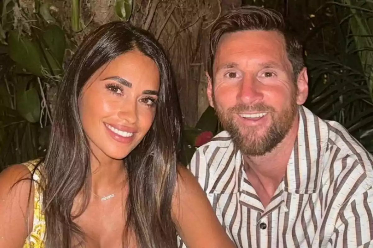 Antonela Roccuzzo y Leo Messi sonríe mientras posa para una foto en un entorno natural con plantas de fondo Antonela Roccuzzo y Leo Messi sonríe mientras posa para una foto en un entorno natural con plantas de fondo