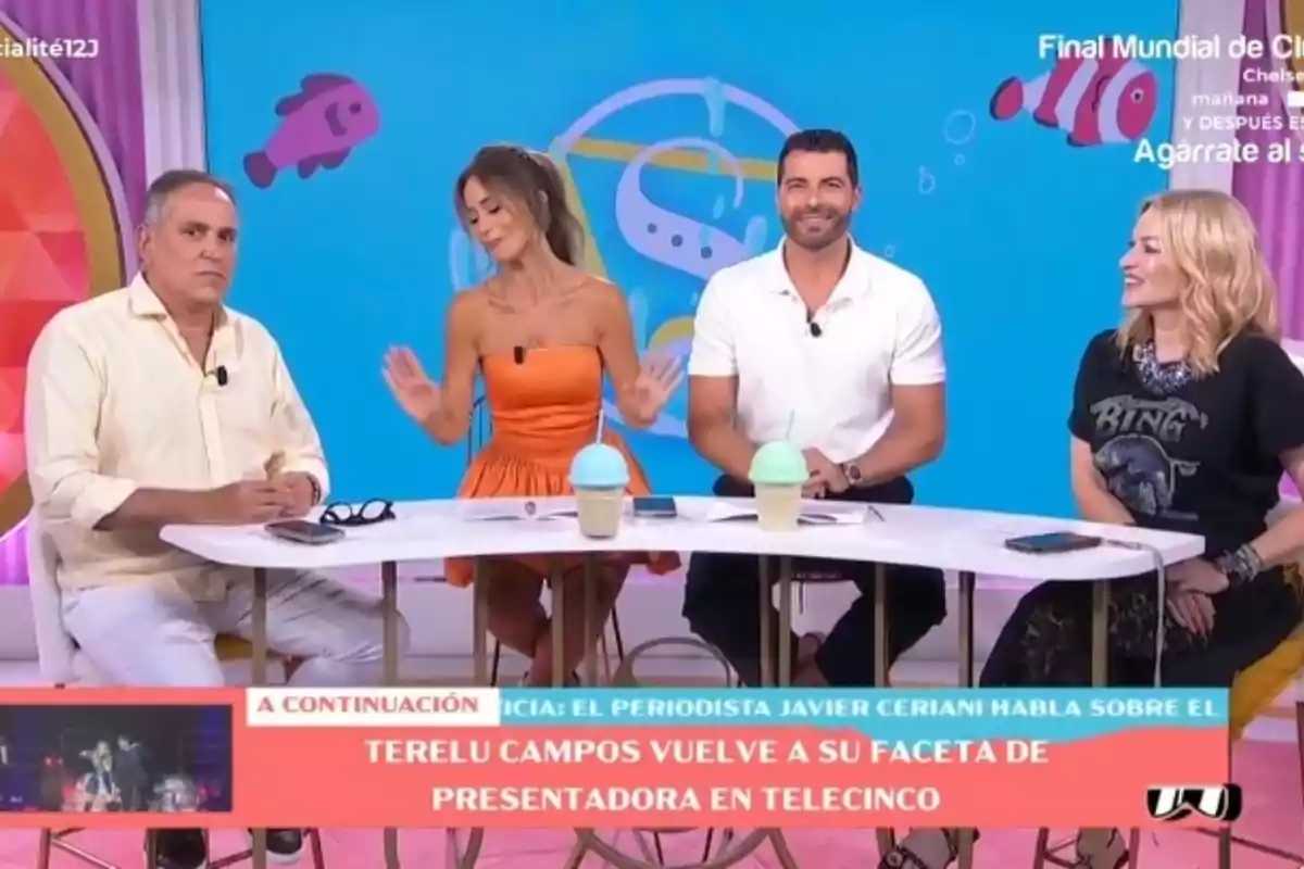 Aurelio Manzano, María Verdoy, Antonio Santana y otra colaboradora sentados en el plató de 'Socialité' Aurelio Manzano, María Verdoy, Antonio Santana y otra colaboradora sentados en el plató de 'Socialité'