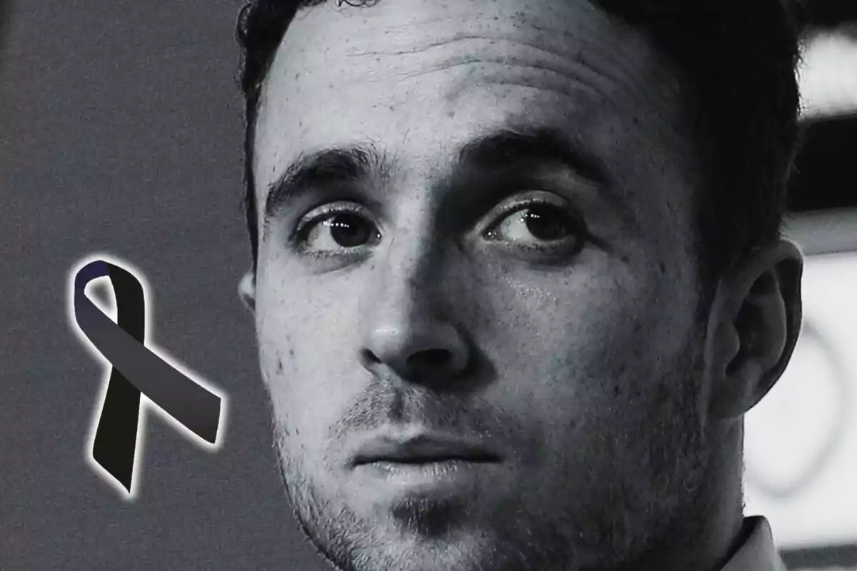 Black and white portrait of Diogo Jota with a serious expression and a black mourning ribbon on the left. Black and white portrait of Diogo Jota with a serious expression and a black mourning ribbon on the left.