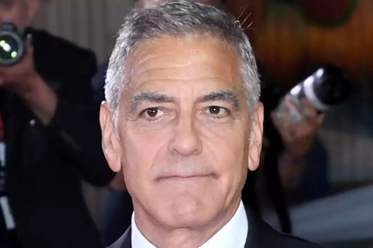 George Clooney amb vestit fosc en un esdeveniment amb fotògrafs al fons