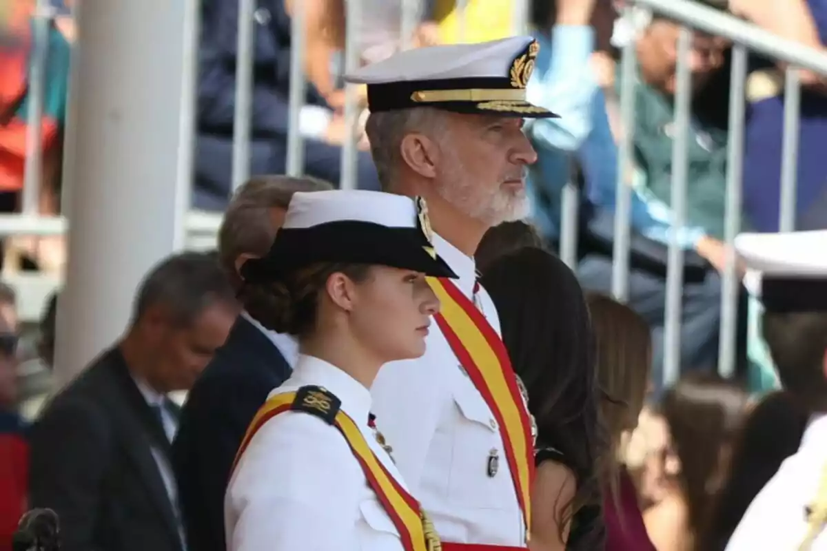 El rei Felip VI i la princesa Leonor durant el jurament o promesa davant la Bandera i l’acte de lliurament de Reials Despatxos i nomenaments als nous oficials de l’Armada, a l’Escola Naval de Marín, el 16 de juliol de 2025, a Marín. El rei Felip VI i la princesa Leonor durant el jurament o promesa davant la Bandera i l’acte de lliurament de Reials Despatxos i nomenaments als nous oficials de l’Armada, a l’Escola Naval de Marín, el 16 de juliol de 2025, a Marín.
