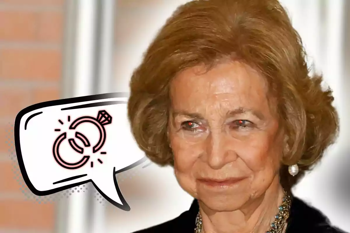Primer pla de la reina Sofia amb expressió seriosa i una bafarada de còmic al seu costat que conté el dibuix d’un anell trencat.