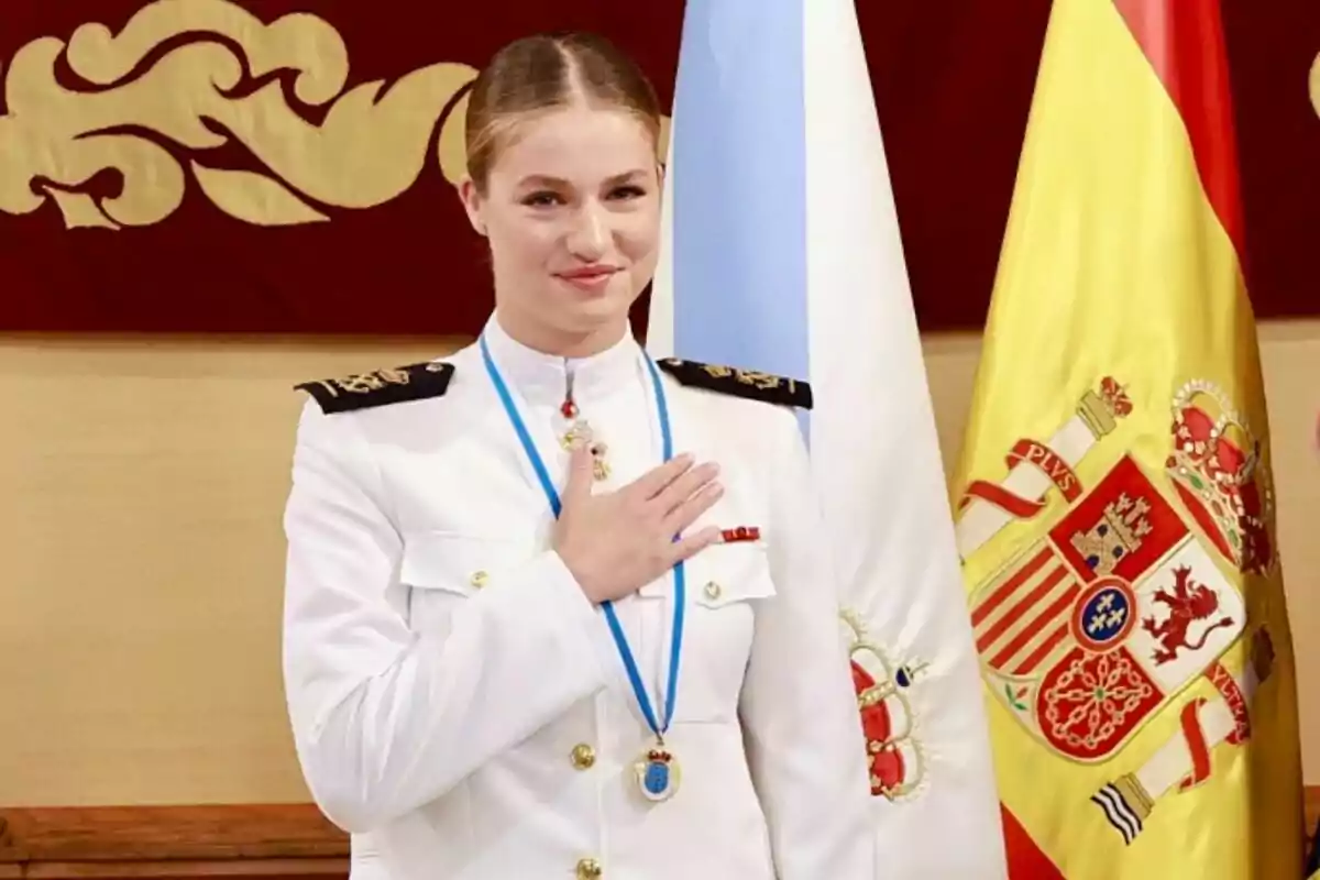 Plano medio de la princesa Leonor tras recibir la Medalla de Oro de Galicia 2025. Plano medio de la princesa Leonor tras recibir la Medalla de Oro de Galicia 2025.