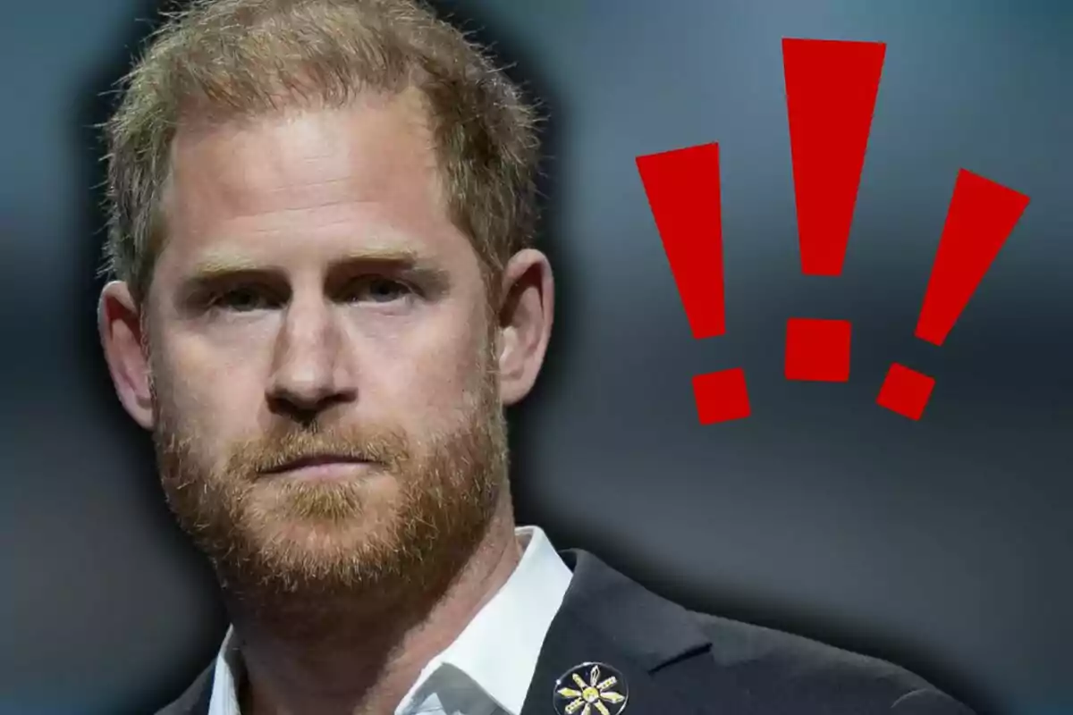 Príncipe Harry con expresión seria y tres signos de exclamación rojos al fondo