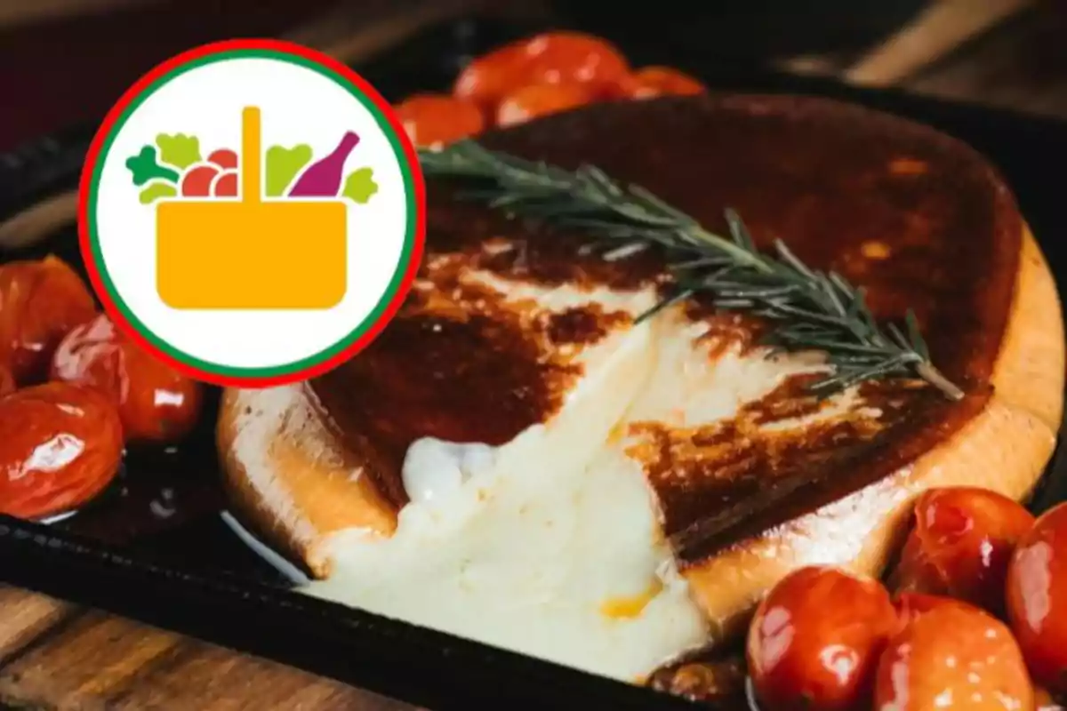 Formatge fos amb crosta daurada decorat amb una branca de romaní i acompanyat de tomàquets cherry, amb una icona de cistell de supermercat a la cantonada superior esquerra Formatge fos amb crosta daurada decorat amb una branca de romaní i acompanyat de tomàquets cherry, amb una icona de cistell de supermercat a la cantonada superior esquerra