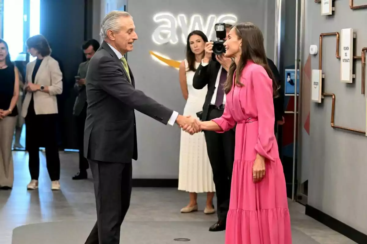 El president executiu d’Europa Press, Asís Martín de Cabiedes, saluda la reina Letícia a la reunió del Patronat de la “Fundació FAD Joventut”, el 3 de juliol de 2025, a Madrid. El president executiu d’Europa Press, Asís Martín de Cabiedes, saluda la reina Letícia a la reunió del Patronat de la “Fundació FAD Joventut”, el 3 de juliol de 2025, a Madrid.