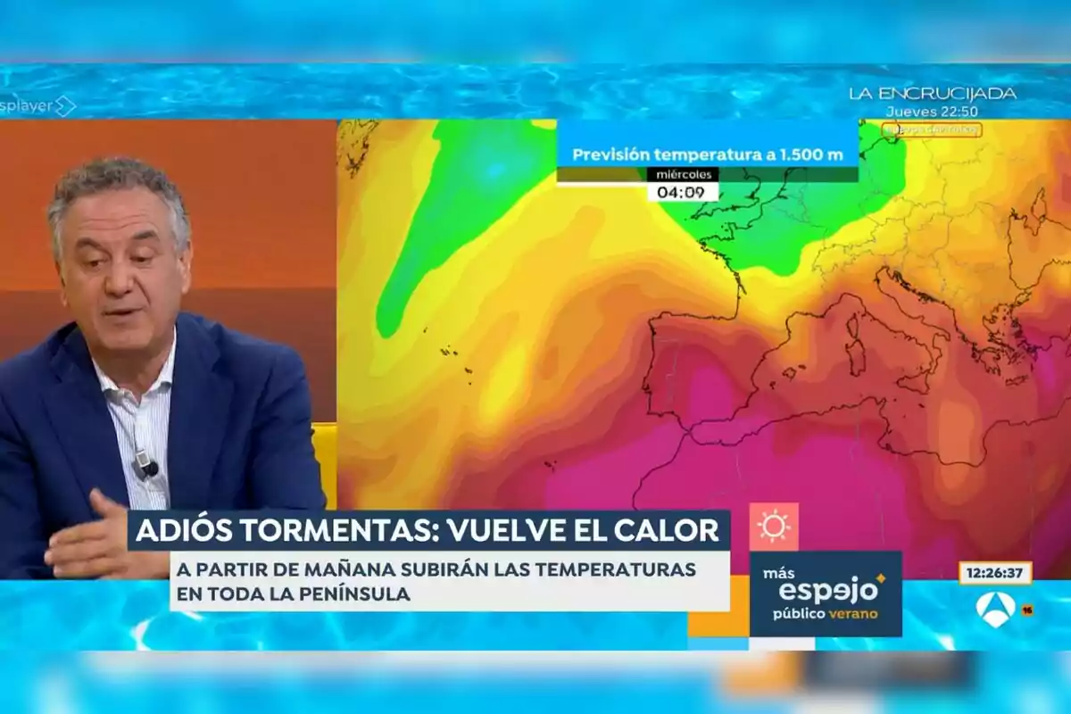 Un hombre con traje azul, que es Roberto Brasero, habla en un programa de televisión mientras se muestra un mapa de temperaturas en colores cálidos indicando una subida de calor en la península ibérica. Un hombre con traje azul, que es Roberto Brasero, habla en un programa de televisión mientras se muestra un mapa de temperaturas en colores cálidos indicando una subida de calor en la península ibérica.