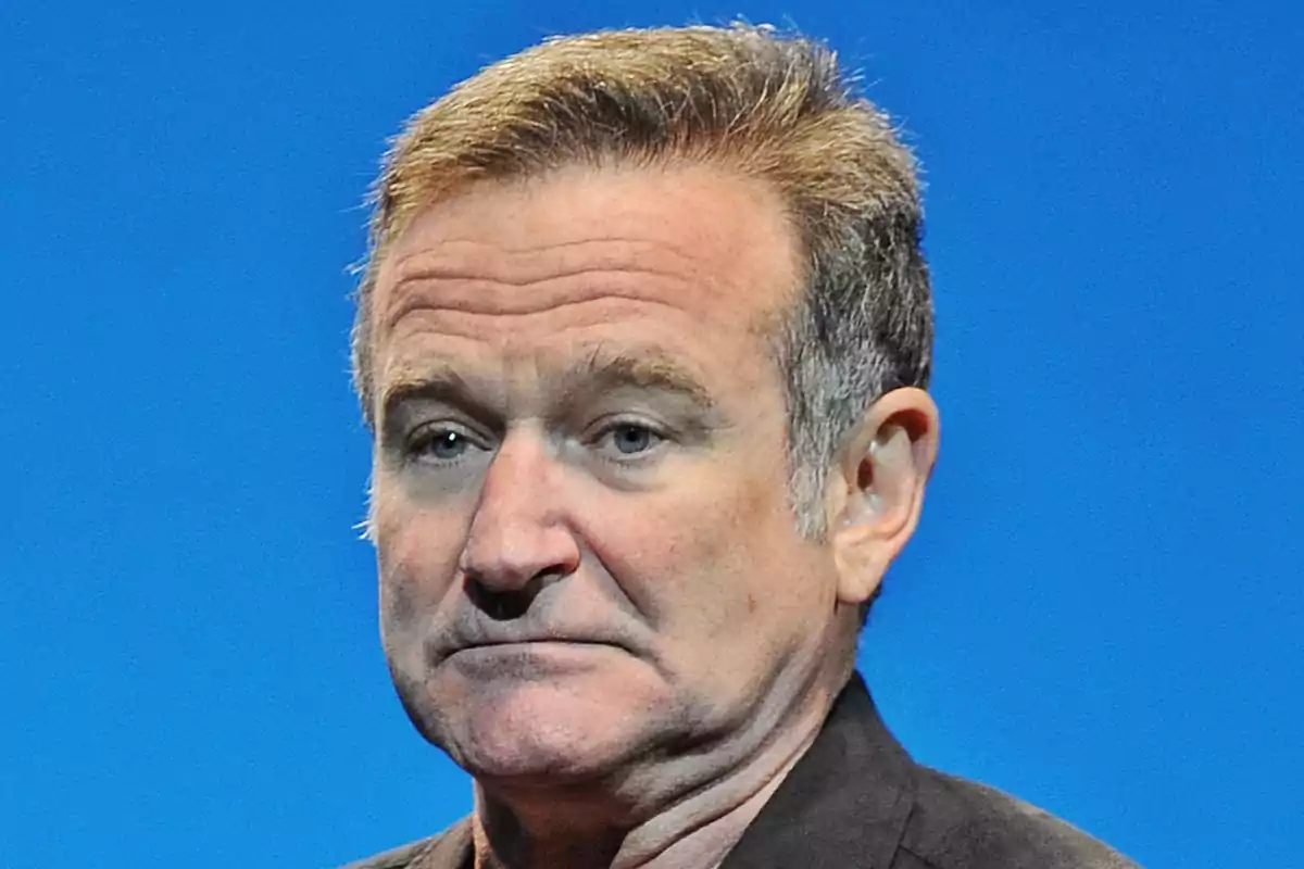 Robin Williams con expresión seria y fondo azul Robin Williams con expresión seria y fondo azul