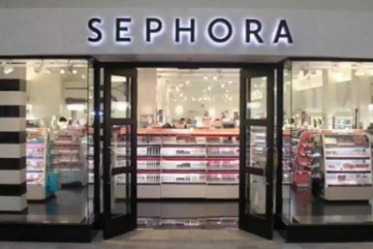Fachada de una tienda Sephora con puertas de vidrio abiertas y estantes de productos de belleza en el interior Fachada de una tienda Sephora con puertas de vidrio abiertas y estantes de productos de belleza en el interior