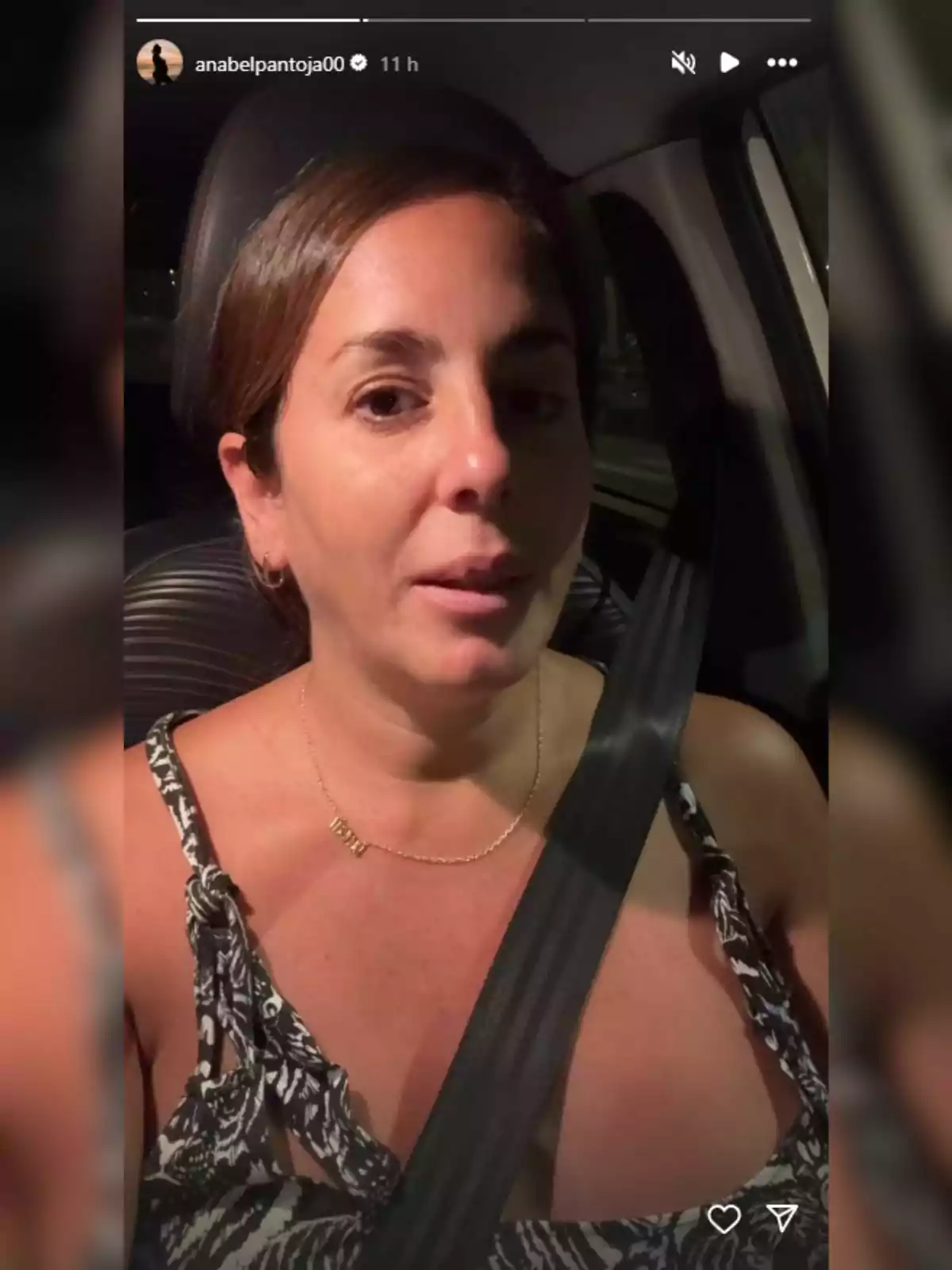 Anabel Pantoja asseguda al seient del conductor d’un cotxe amb el cinturó de seguretat posat i un vestit de tirants amb estampat blanc i negre Anabel Pantoja asseguda al seient del conductor d’un cotxe amb el cinturó de seguretat posat i un vestit de tirants amb estampat blanc i negre