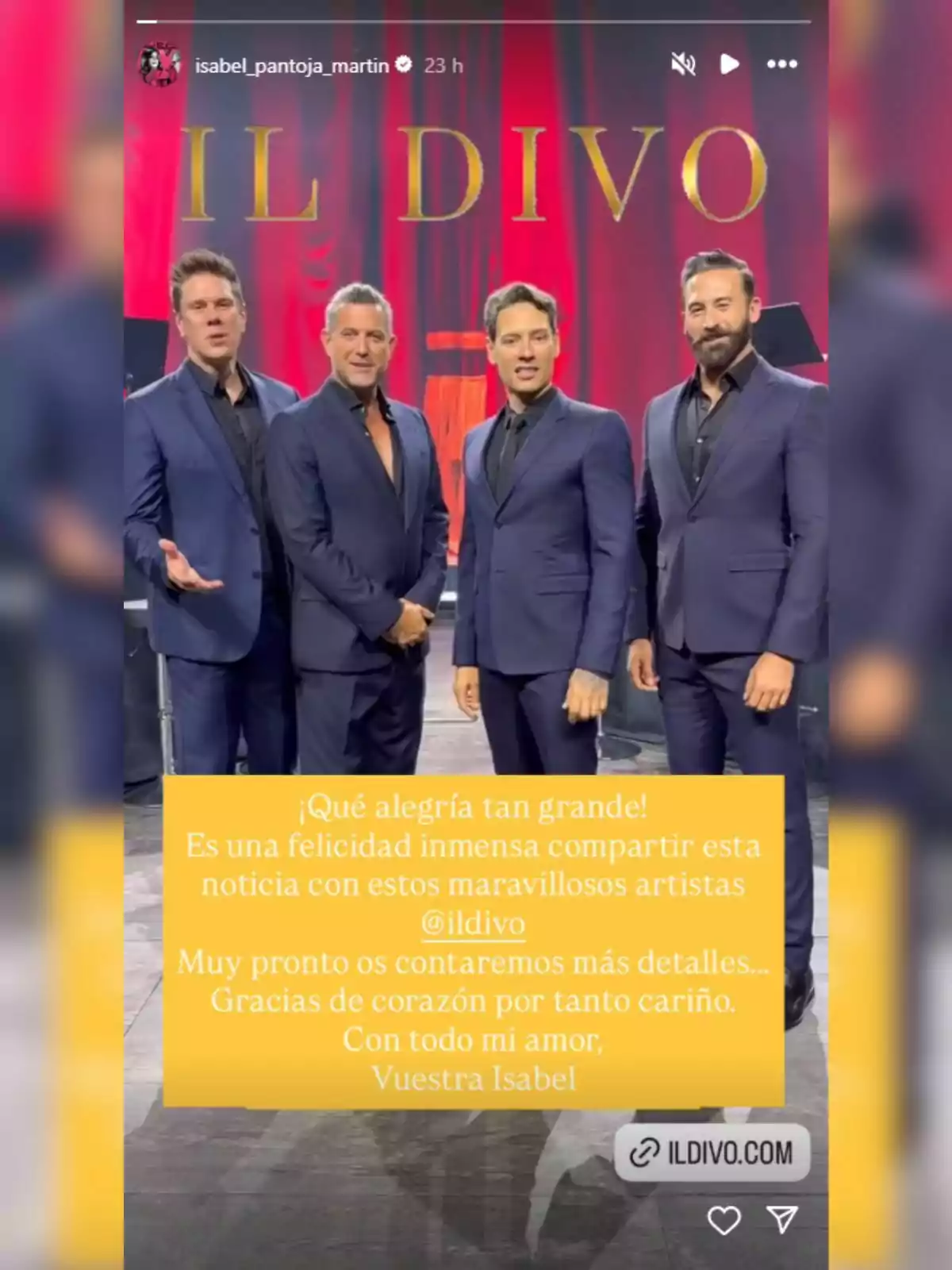 Cuatro hombres vestidos con trajes oscuros posan juntos en un escenario con un fondo rojo y el texto IL DIVO en letras doradas, delante de ellos hay un recuadro amarillo con un mensaje de agradecimiento y emoción firmado por Isabel Cuatro hombres vestidos con trajes oscuros posan juntos en un escenario con un fondo rojo y el texto IL DIVO en letras doradas, delante de ellos hay un recuadro amarillo con un mensaje de agradecimiento y emoción firmado por Isabel