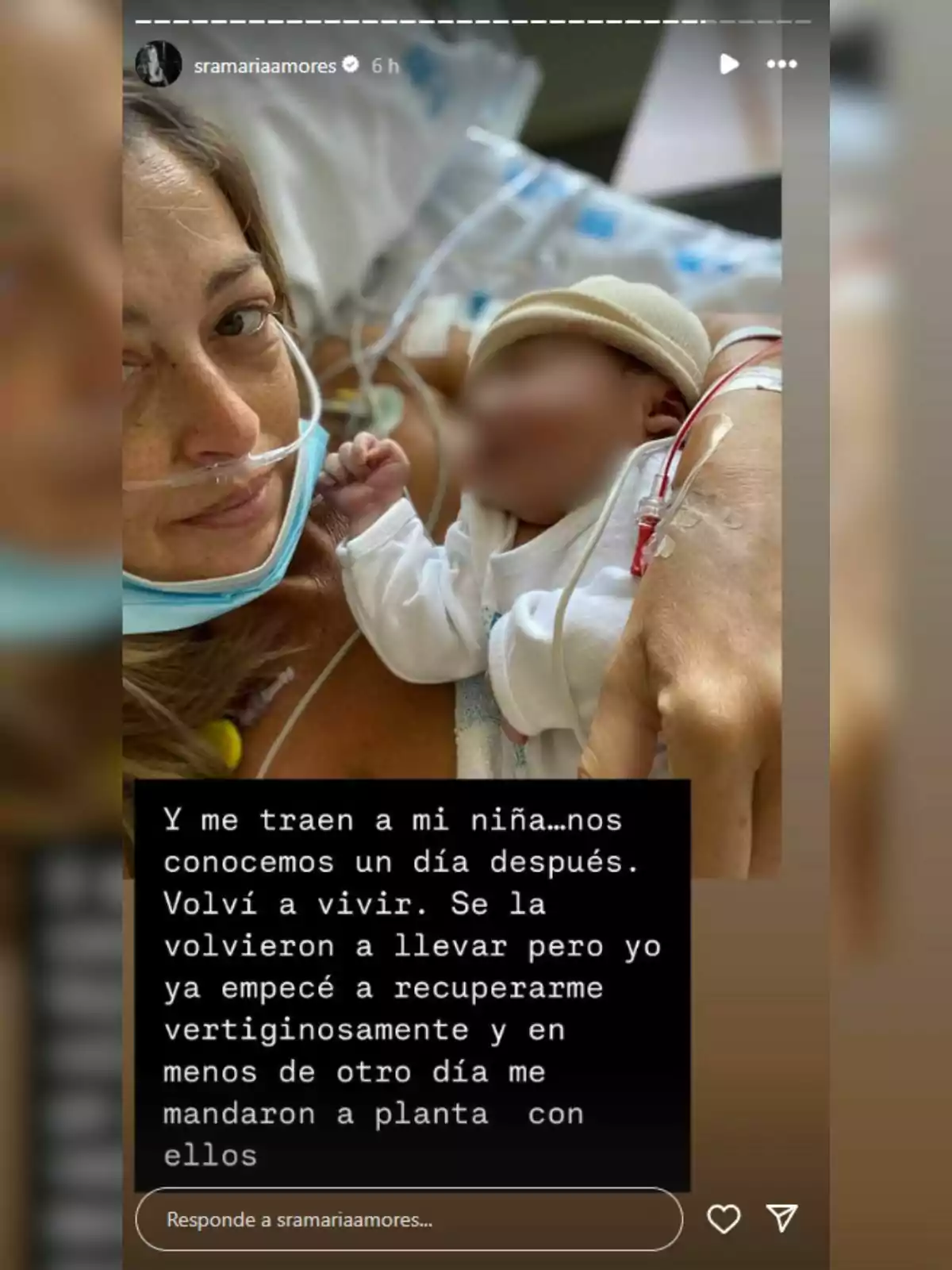 María Amores recostada en una cama de hospital con mascarilla de oxígeno sostiene a un recién nacido mientras ambos se miran, rodeados de equipo médico María Amores recostada en una cama de hospital con mascarilla de oxígeno sostiene a un recién nacido mientras ambos se miran, rodeados de equipo médico