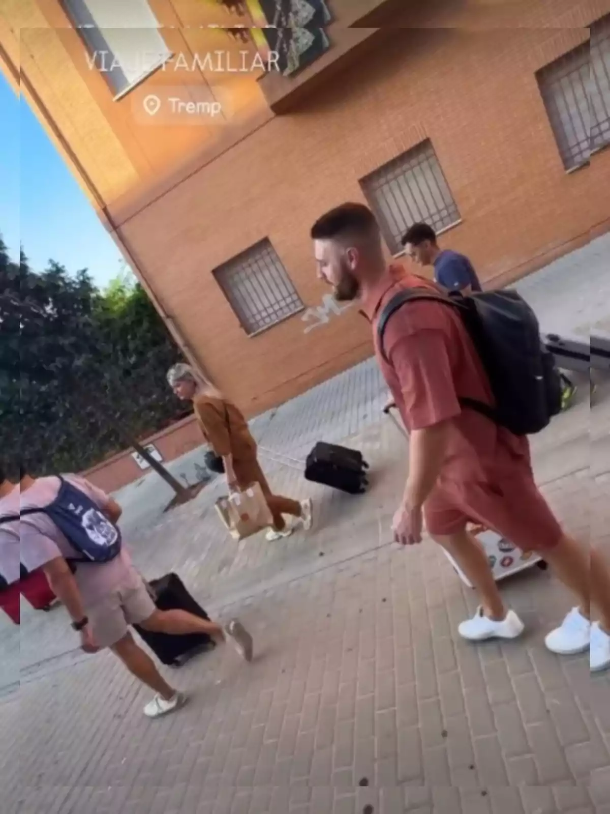 Story de Anabel Pantoja donde se ve a David Rodríguez y su familia paseando por una calle llevando maletas Story de Anabel Pantoja donde se ve a David Rodríguez y su familia paseando por una calle llevando maletas