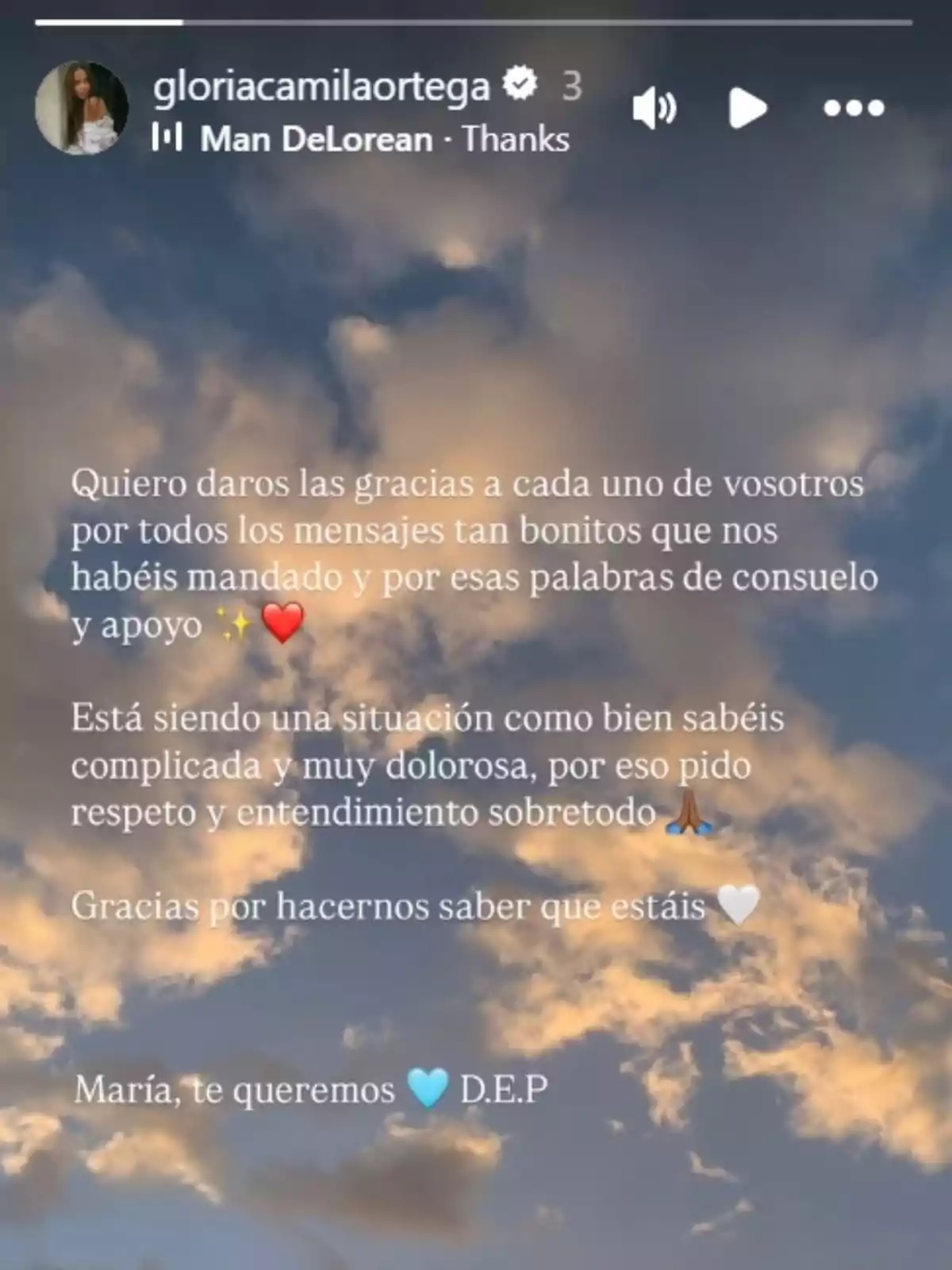 Història d’Instagram de Gloria Camila, amb un fons de cel, amb un missatge d’agraïment pel suport a la família després de la mort de Michu Història d’Instagram de Gloria Camila, amb un fons de cel, amb un missatge d’agraïment pel suport a la família després de la mort de Michu