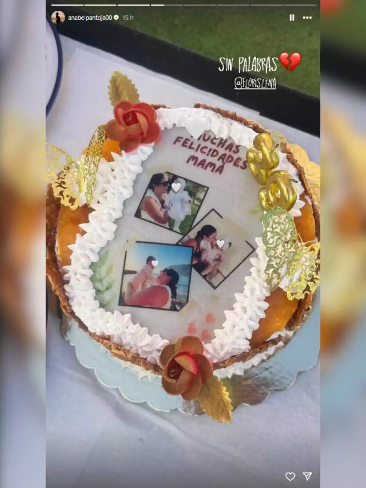 Pastel decorado con flores y mariposas doradas, con fotos familiares y la frase Pastel decorado con flores y mariposas doradas, con fotos familiares y la frase
