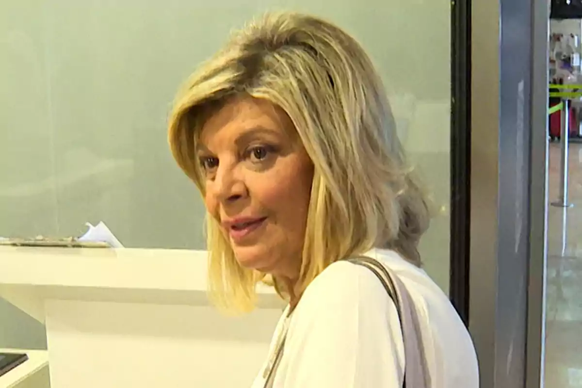 Terelu Campos amb brusa blanca i bossa clara en un entorn interior