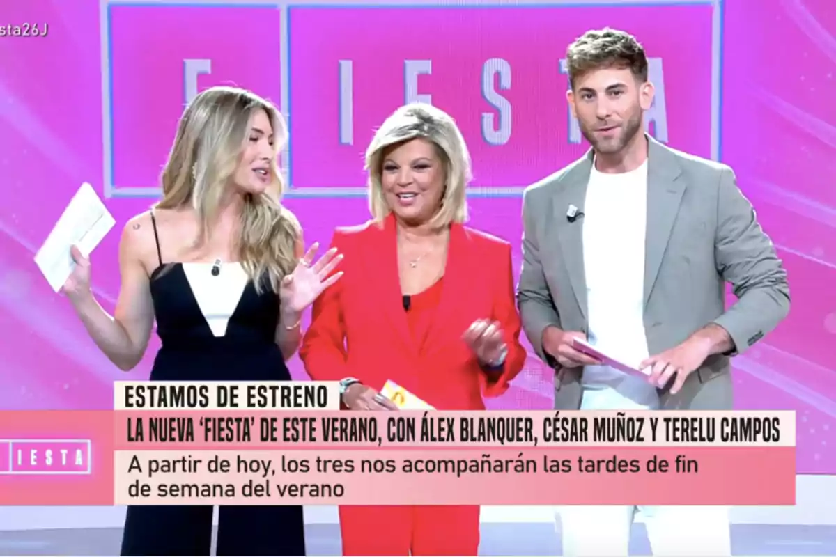 Terelu Campos, César Muñoz y Àlex Blanquer sonríen en un plató de televisión con fondo rosa y el texto en pantalla anuncia el estreno de un nuevo programa de verano Terelu Campos, César Muñoz y Àlex Blanquer sonríen en un plató de televisión con fondo rosa y el texto en pantalla anuncia el estreno de un nuevo programa de verano