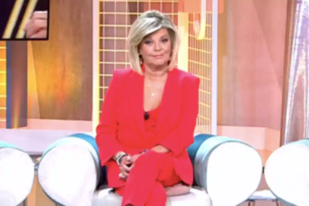 Terelu Campos sentada en un plató de televisión vistiendo un traje rojo Terelu Campos sentada en un plató de televisión vistiendo un traje rojo
