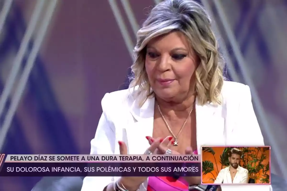 Terelu Campos, con chaqueta blanca, hablando en ¡De Viernes! mientras tiene en un cuadro inferior una imagen de Pelayo Díaz Terelu Campos, con chaqueta blanca, hablando en ¡De Viernes! mientras tiene en un cuadro inferior una imagen de Pelayo Díaz