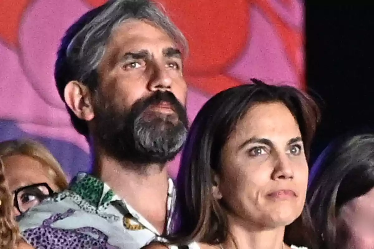 Eduardo Fernández juntament amb Toni Acosta observen alguna cosa amb una expressió seriosa, fons acolorit desenfocat. Eduardo Fernández juntament amb Toni Acosta observen alguna cosa amb una expressió seriosa, fons acolorit desenfocat.