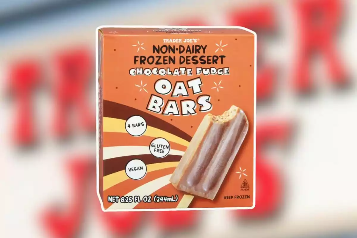 Caja de barras de avena sabor chocolate de Trader Joe's, postre congelado vegano y libre de gluten, con diseño retro en tonos marrón y naranja y una barra mordida en la portada. Caja de barras de avena sabor chocolate de Trader Joe's, postre congelado vegano y libre de gluten, con diseño retro en tonos marrón y naranja y una barra mordida en la portada.