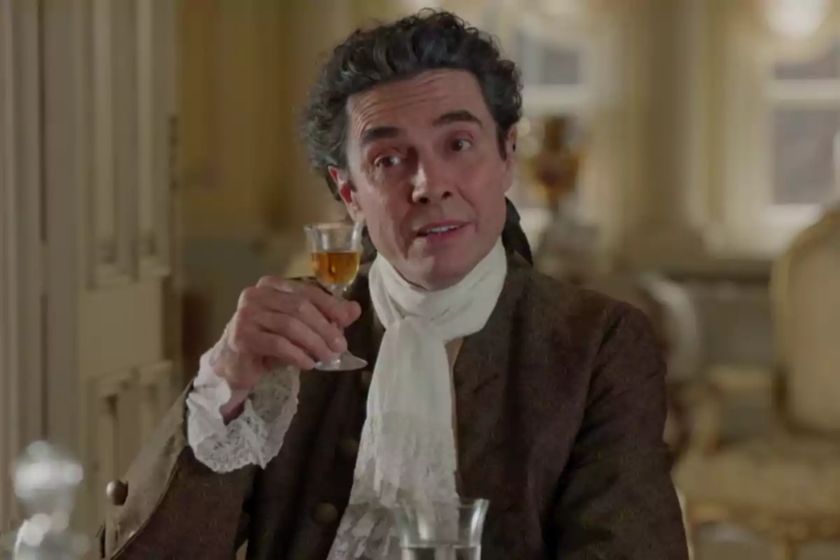 José Luis amb vestimenta d’època aixecant una copa petita en un ambient elegant. Captura de 'Valle Salvaje' José Luis amb vestimenta d’època aixecant una copa petita en un ambient elegant. Captura de 'Valle Salvaje'