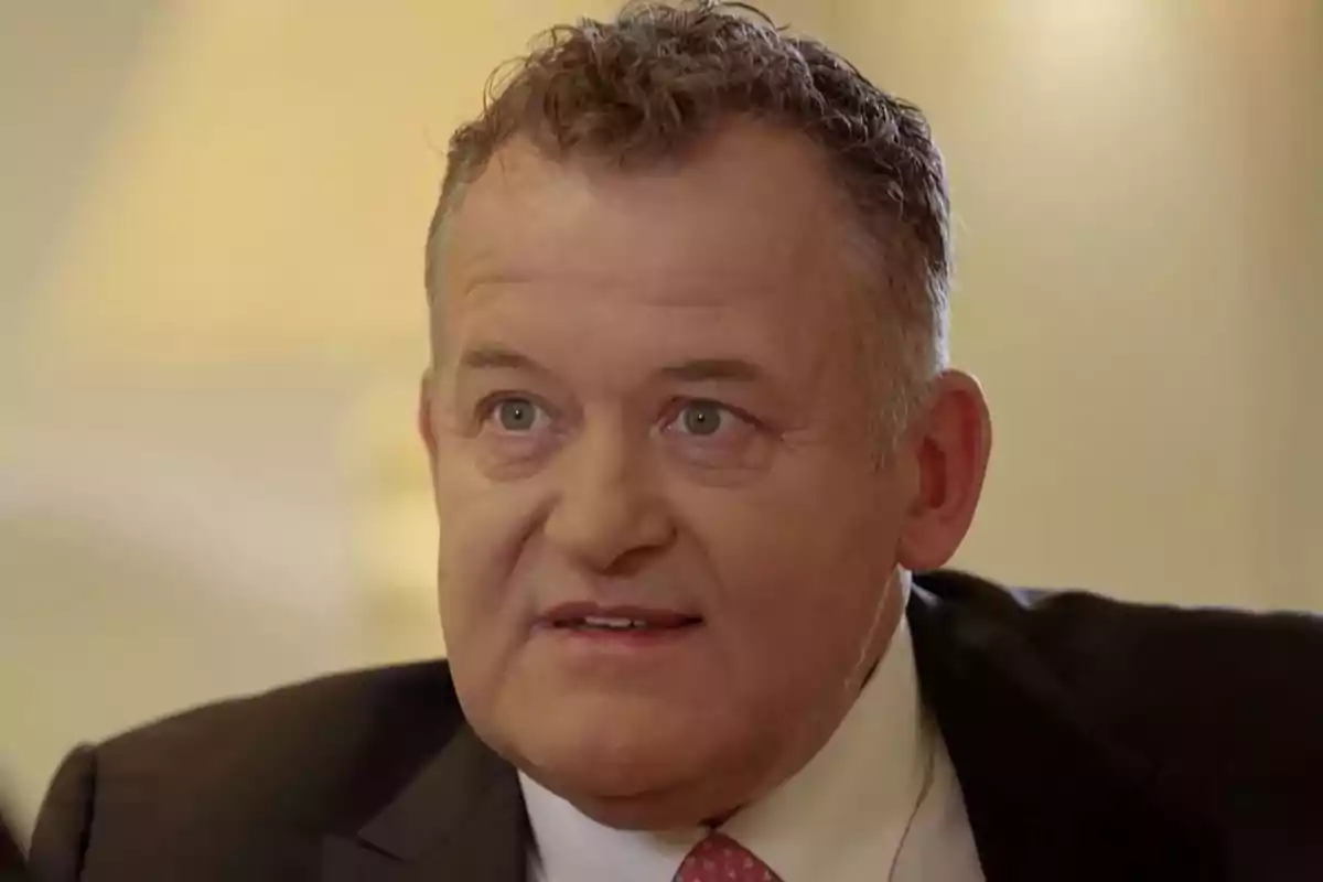 Paul Burrell amb vestit fosc i corbata rosa mirant cap al front amb expressió seriosa. Captura de 'Viajant amb Chester' Paul Burrell amb vestit fosc i corbata rosa mirant cap al front amb expressió seriosa. Captura de 'Viajant amb Chester'