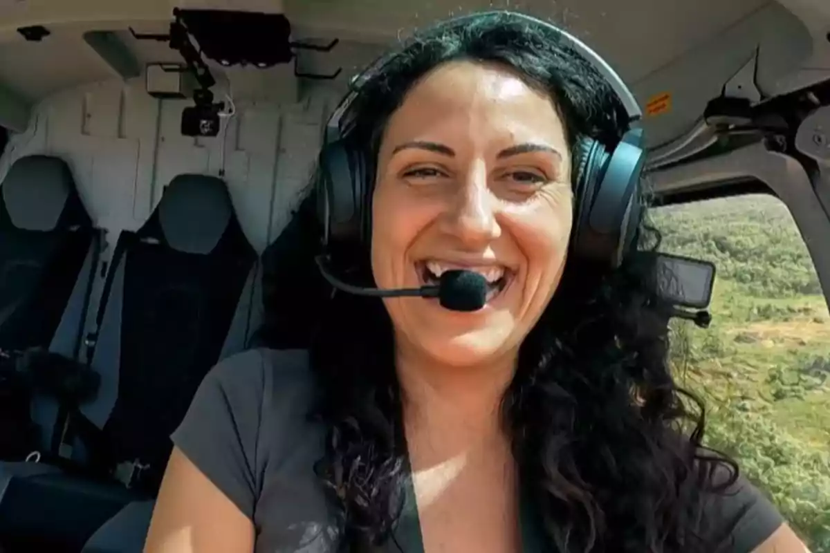 Dona somrient amb auriculars i micròfon dins d’un helicòpter. Captura de ‘Volando Voy’ Dona somrient amb auriculars i micròfon dins d’un helicòpter. Captura de ‘Volando Voy’