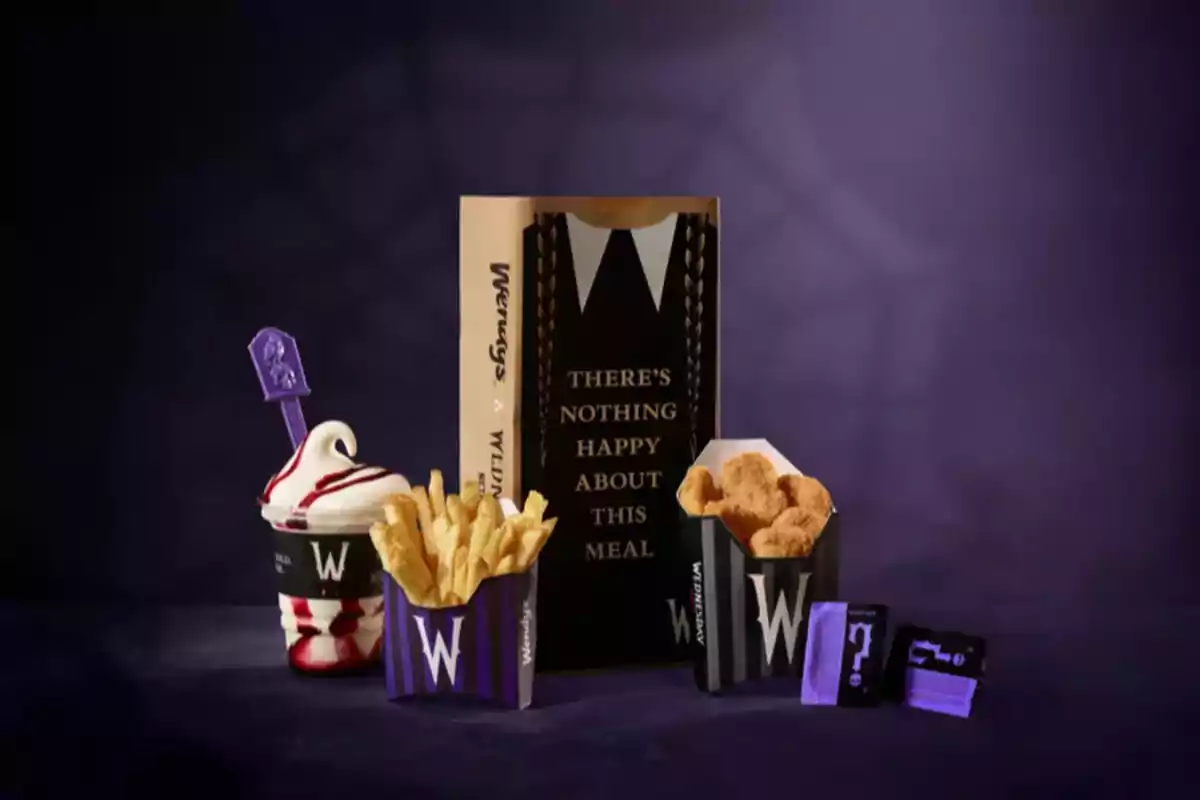Combo de comida rápida con papas fritas, helado, nuggets y empaques temáticos en colores negro y morado inspirados en Wednesday Addams Combo de comida rápida con papas fritas, helado, nuggets y empaques temáticos en colores negro y morado inspirados en Wednesday Addams