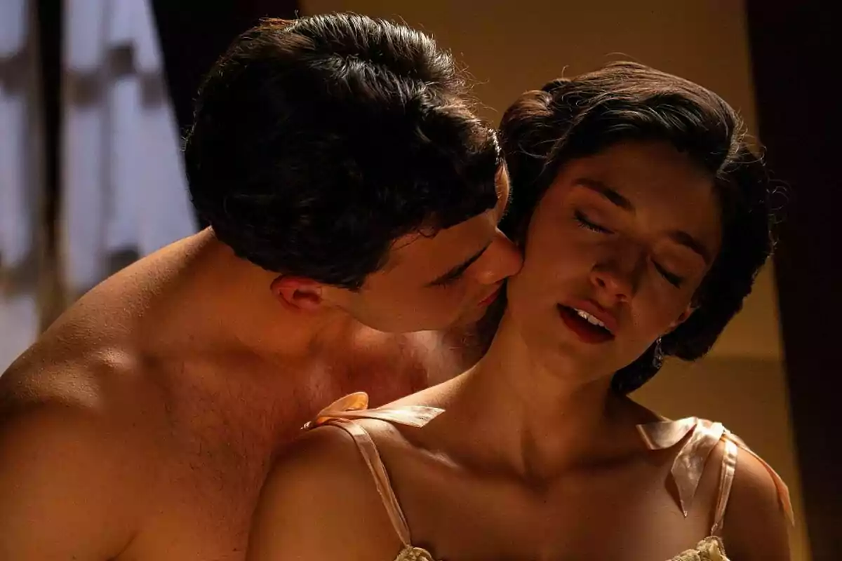 Xavi Lock i Marta Costa en una escena íntima on un home besa el coll d’una dona que té els ulls tancats i sembla gaudir del moment a La Promesa.