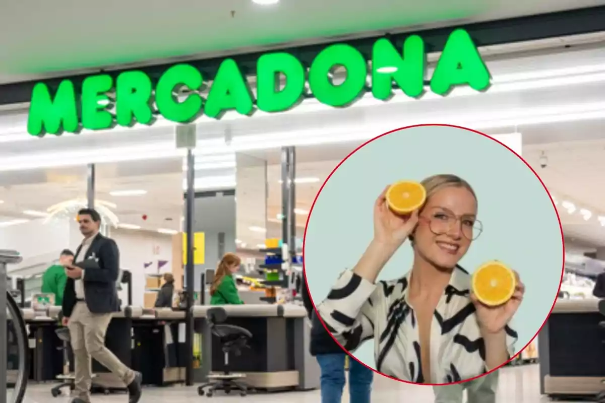 Entrada de un supermercado Mercadona con personas en la zona de cajas y un recuadro que muestra a una mujer sonriente sosteniendo dos mitades de naranja frente a su rostro. Entrada de un supermercado Mercadona con personas en la zona de cajas y un recuadro que muestra a una mujer sonriente sosteniendo dos mitades de naranja frente a su rostro.