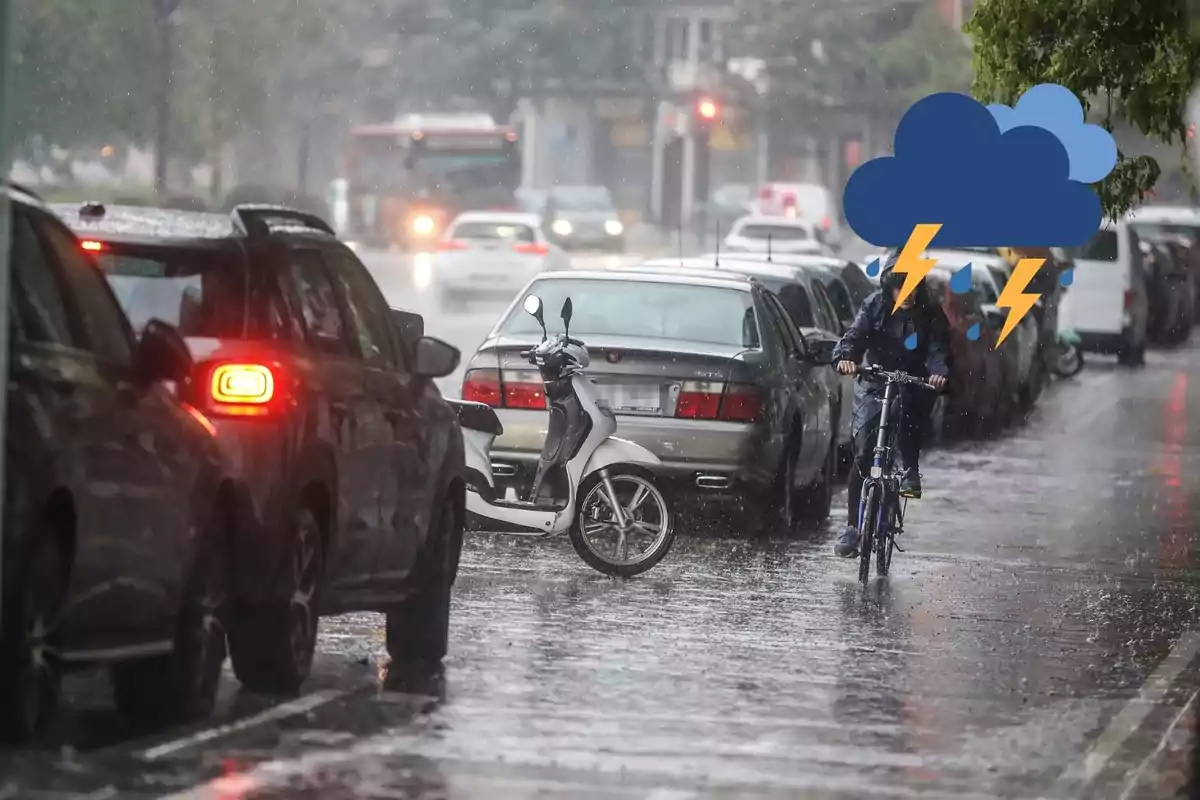 Persona en bicicleta circulant sota la pluja intensa en un carrer amb cotxes aparcats i trànsit, amb una icona de tempesta cobrint-li la cara. Persona en bicicleta circulant sota la pluja intensa en un carrer amb cotxes aparcats i trànsit, amb una icona de tempesta cobrint-li la cara.
