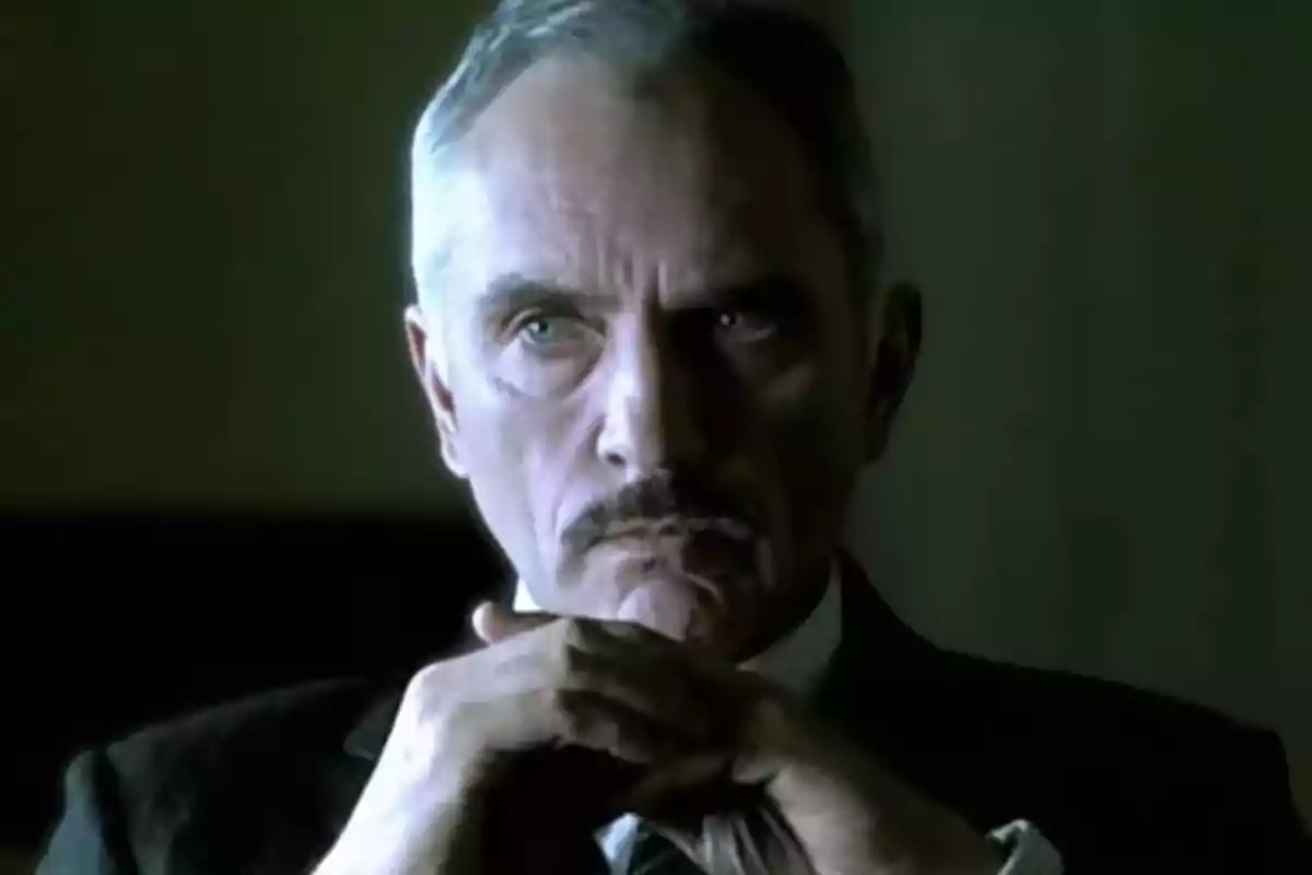 Terence Stamp amb expressió seriosa i les mans entrellaçades davant del seu rostre. Captura de 'Beltenebros' Terence Stamp amb expressió seriosa i les mans entrellaçades davant del seu rostre. Captura de 'Beltenebros'