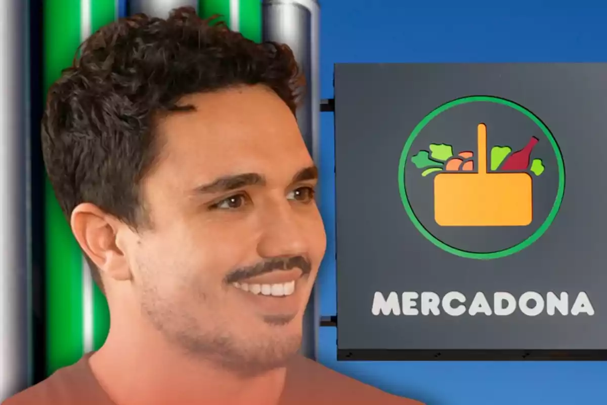Hombre sonriente frente a un cartel de Mercadona con fondo azul y verde