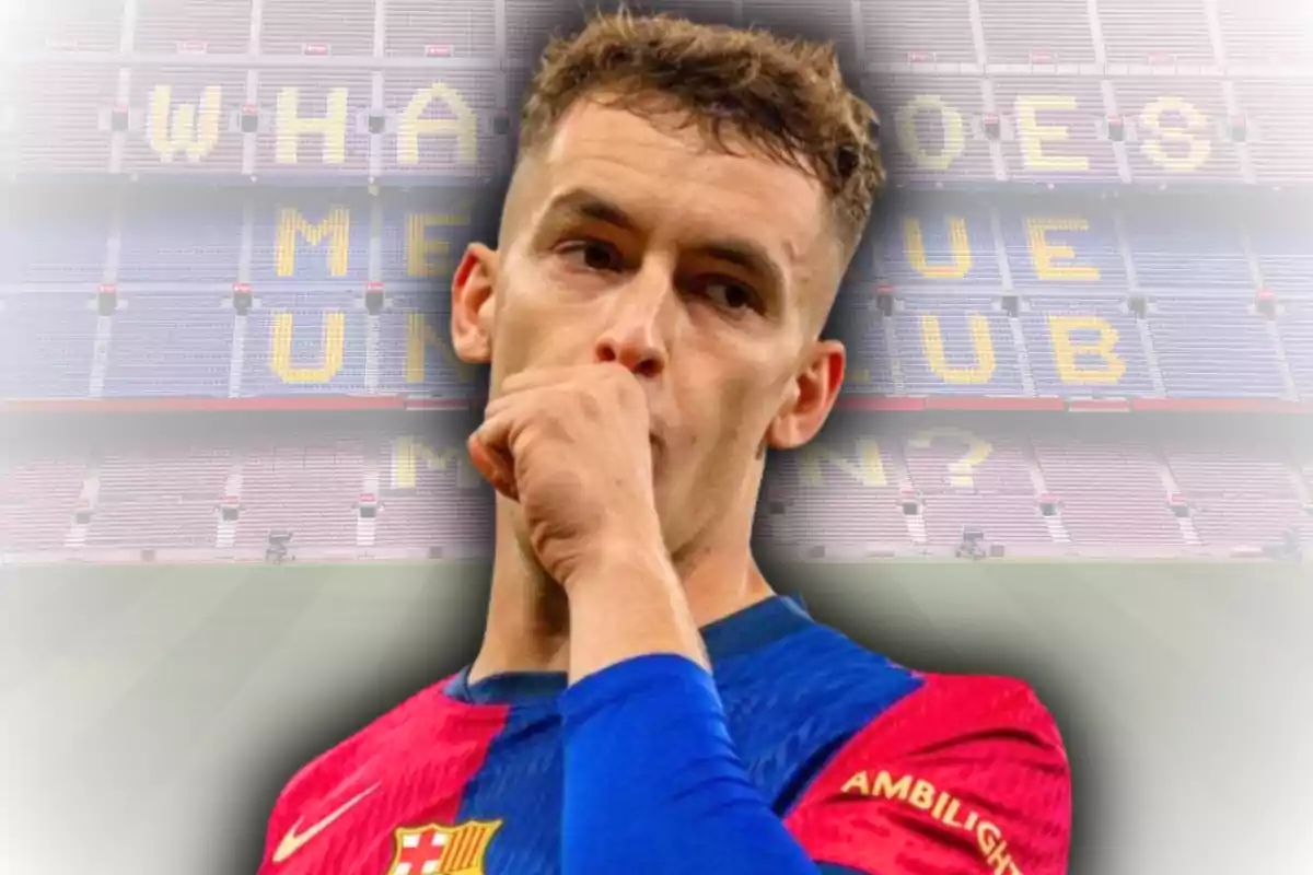 Futbolista del Barcelona celebrant amb el puny tancat davant la boca en un estadi buit amb grades que mostren un missatge en anglès
