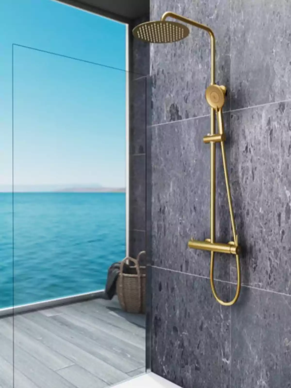 Dutxa daurada moderna en bany amb paret de marbre gris i vista al mar Dutxa daurada moderna en bany amb paret de marbre gris i vista al mar