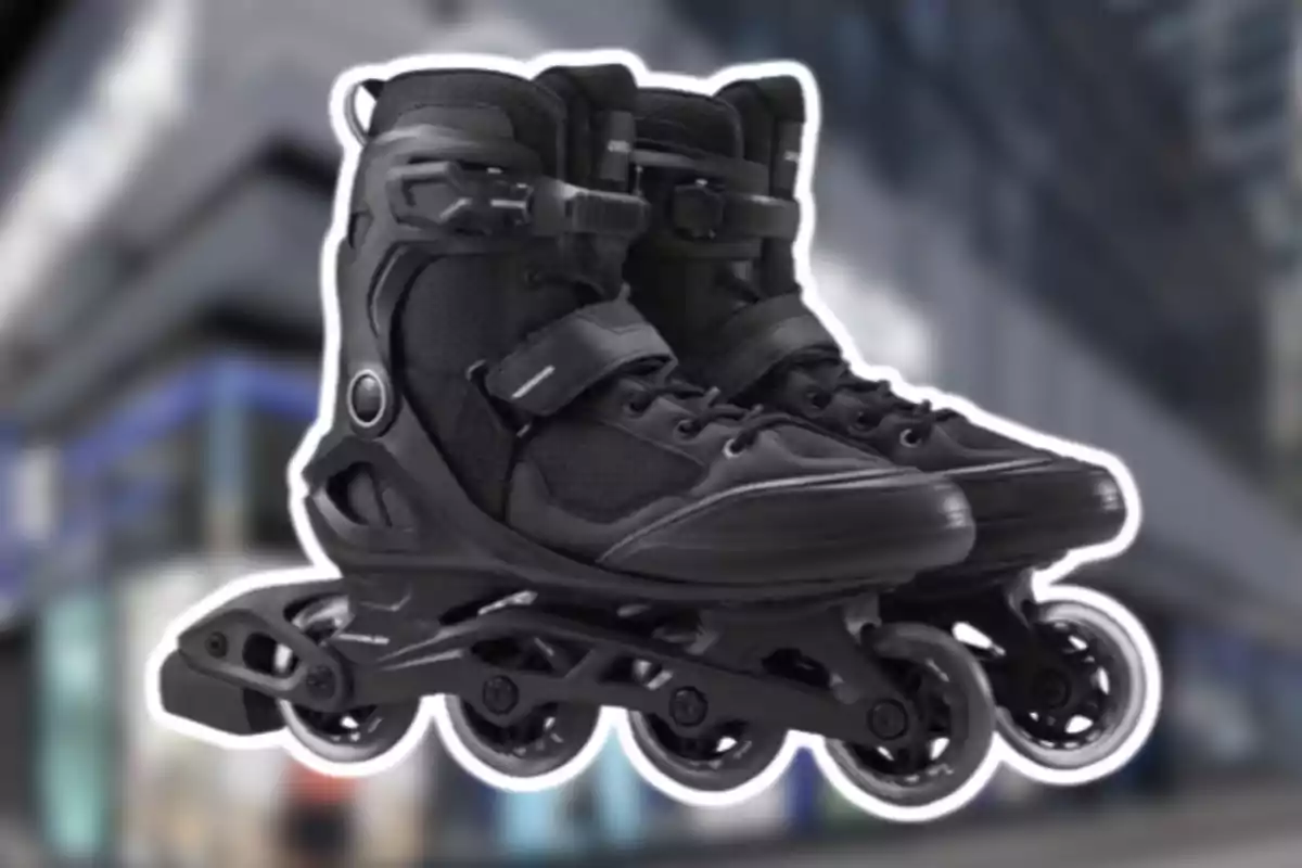Patins en línia negres amb fons desenfocat de ciutat Patins en línia negres amb fons desenfocat de ciutat
