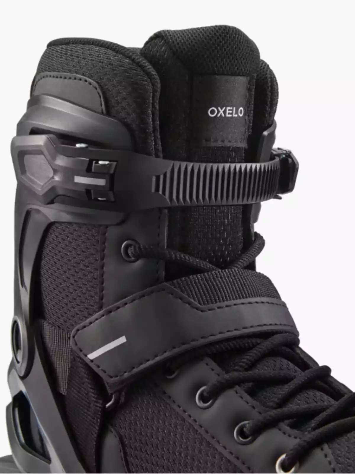 Patí en línia negre amb detalls en gris i tancament de sivella i velcro Patí en línia negre amb detalls en gris i tancament de sivella i velcro